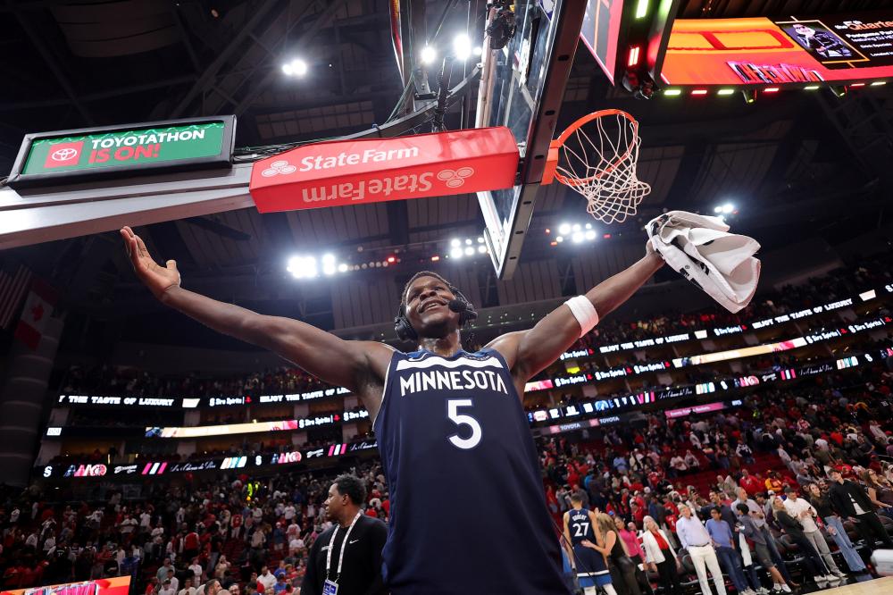 幼儿园开学第一天，小朋友不适应想回家，园内上演“老鹰抓小鸡”